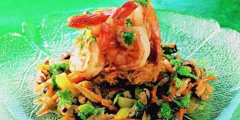 Sprøstekte risnudler med scampi