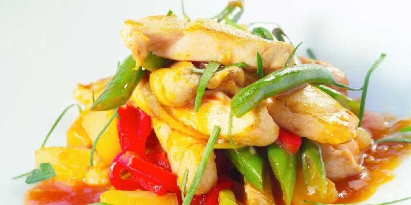 Kyllingwok med ananas og sursøt saus