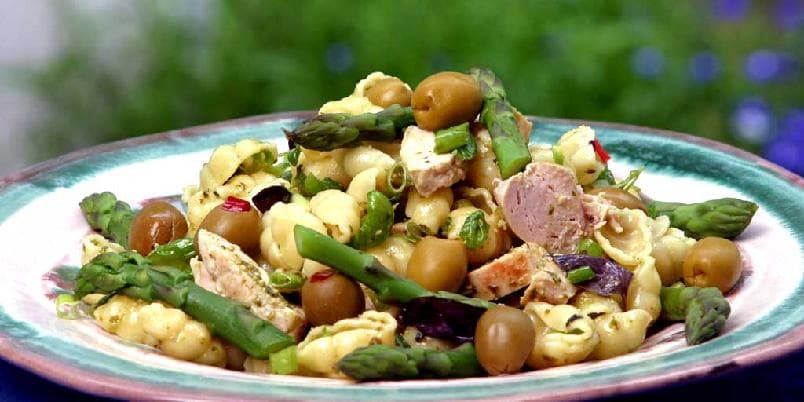 Pastasalat med kylling og asparges