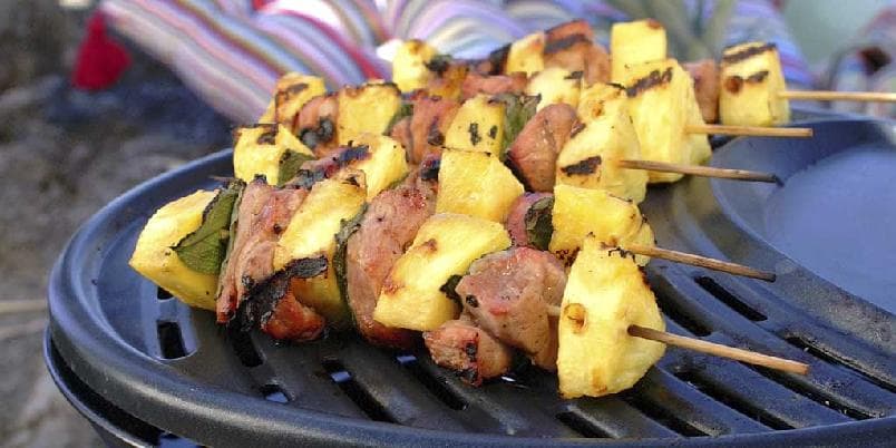 Grillspyd med nakkekotelett og ananas