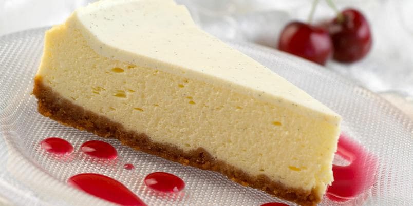 Ostekake med kirsebærsaus