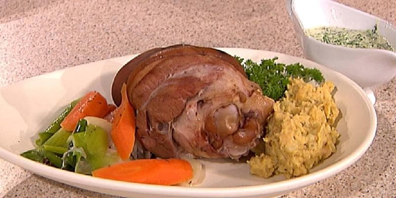 Røkt svineknoke servert med gul ertestuing og grønnkålsaus