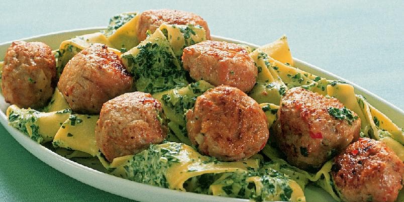 Kyllingkjøttboller med spinatpasta