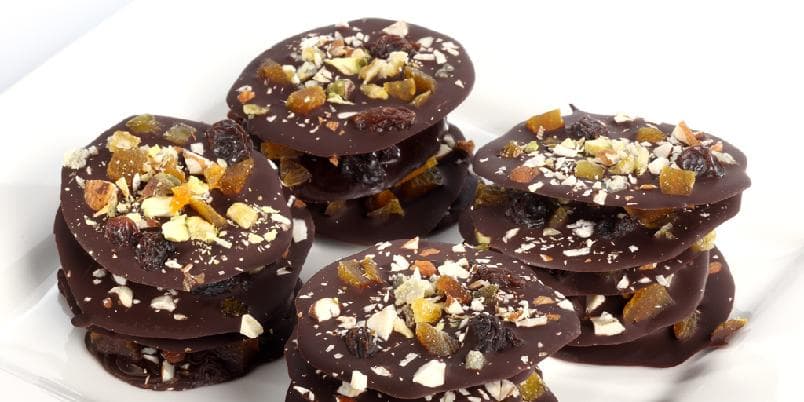 Sjokoladepletter med frukt og nøtter