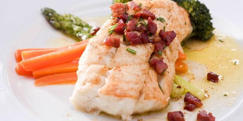 Pannestekt torsk med bacon- og gressløksmør