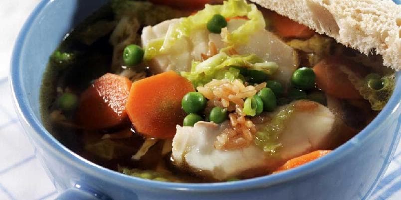 Klar fiskesuppe med ris