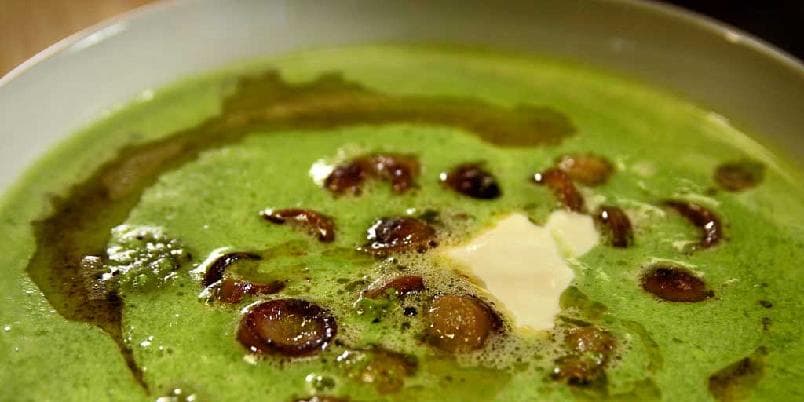 Grønn ertesuppe med pølsebiter