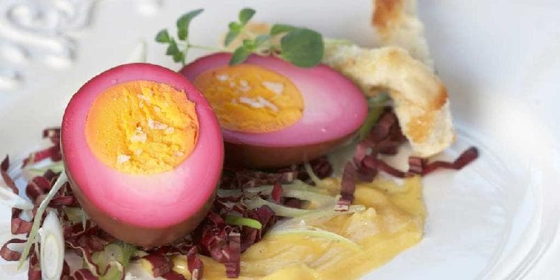 Rødbetmarinerte egg