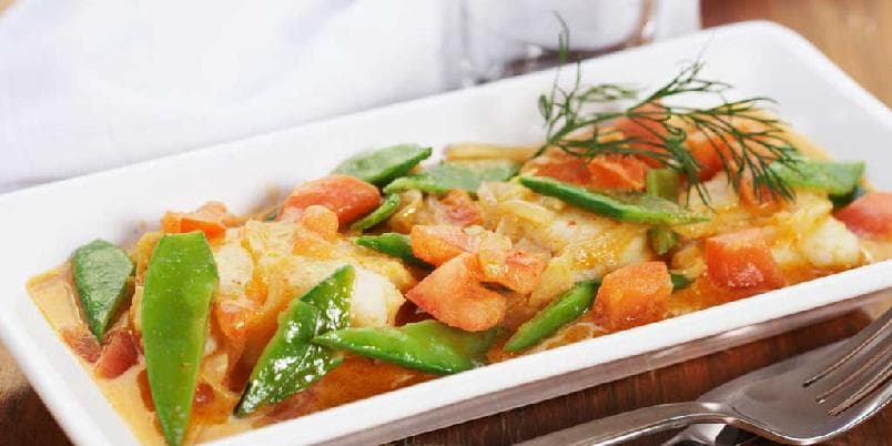 Fiskekarri med sukkererter og tomater