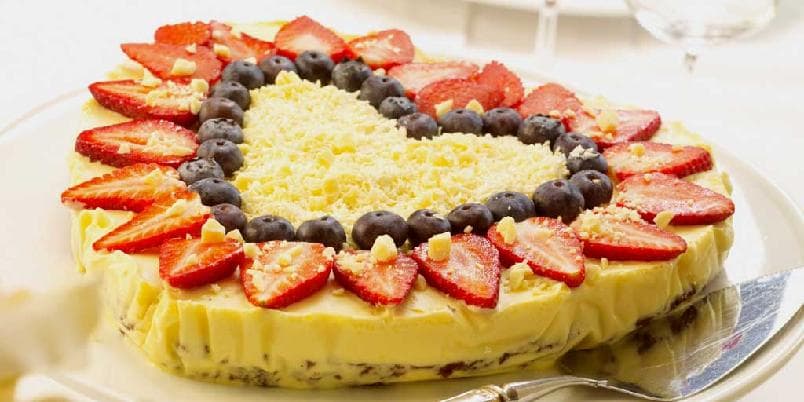 Hvit sjokoladefromasj på nøttebunn