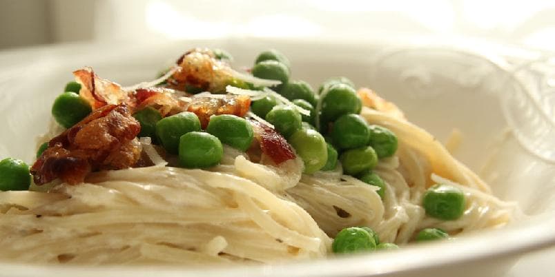 Pasta med erter og bacon