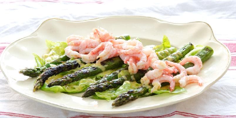 Grillede asparges med reker og sennepsmajones