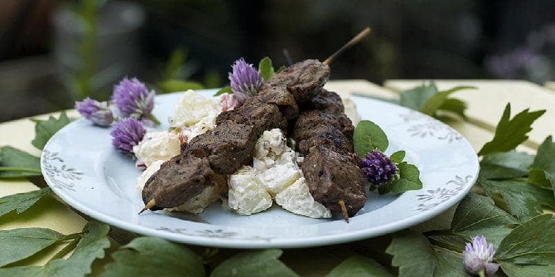 Saftige biffspyd med hjemmelagd potetsalat