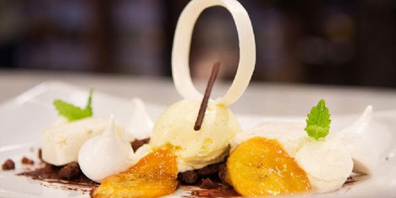 Mousse med karamelliserte bananer