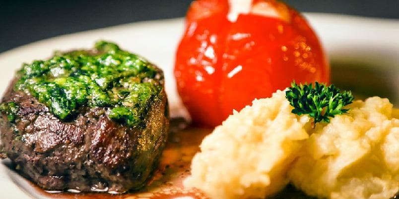 Helstekt filet marinert i pesto, servert med selleri, potetpuré og stekte tomater