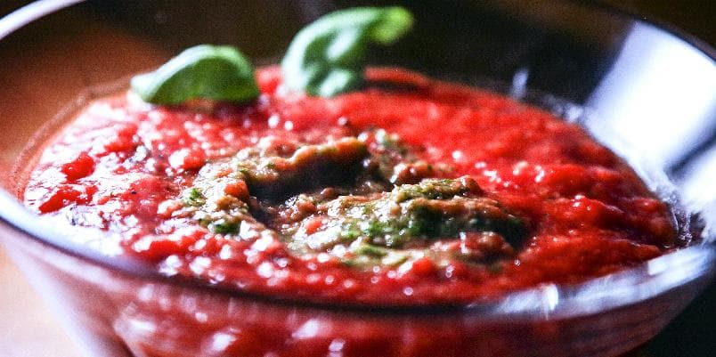 Suppe med brød, tomater og pesto