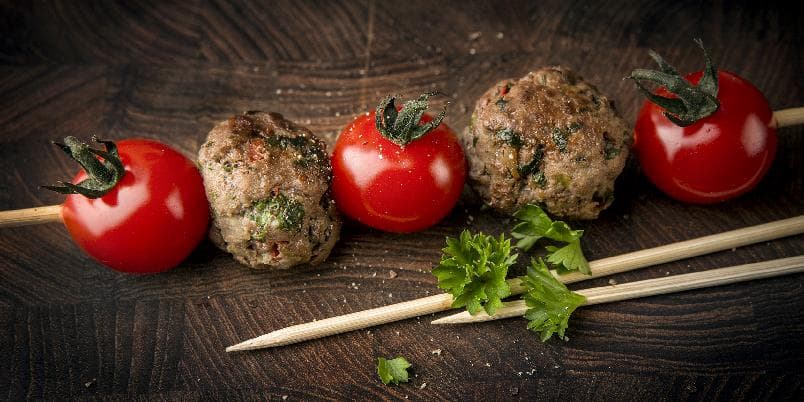Kjøttboller og grønnsaker på spidd