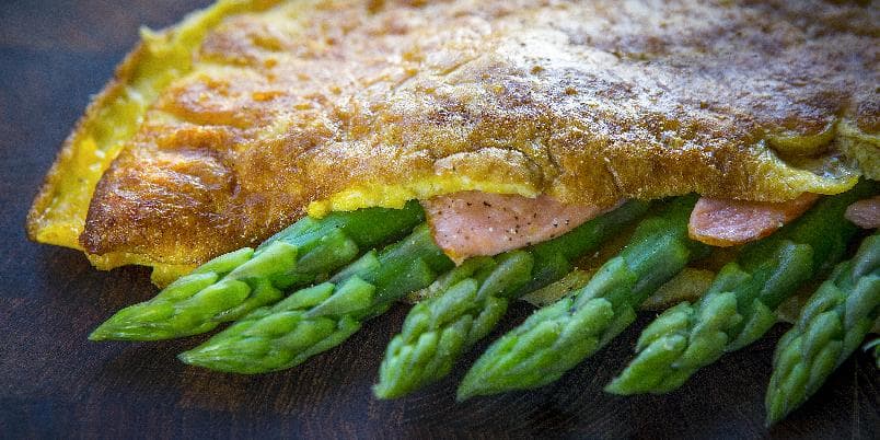 Omelett med asparges og røkelaks