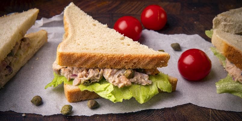 Tunfisk- og kaperssandwich