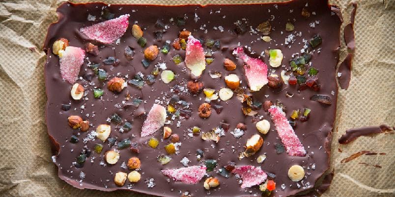 Sjokoladeplate med nøtter og blomster