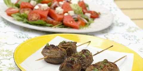 Marinerte kjøttspyd med gresk salat