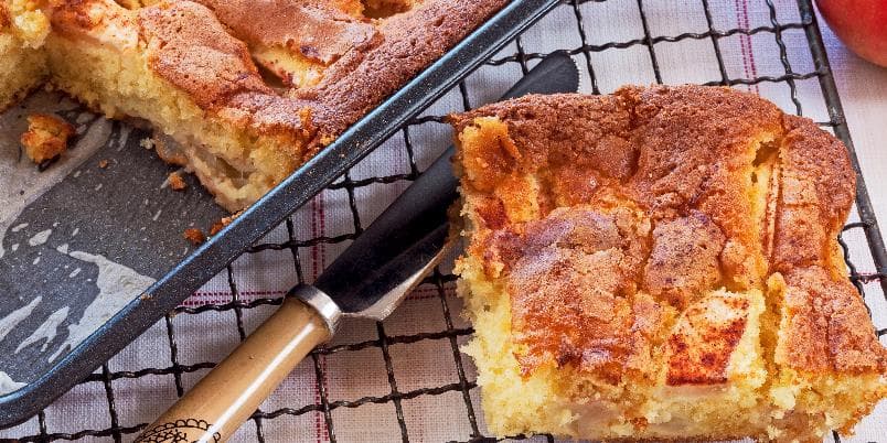 Myk og velsmakende eplekake i langpanne
