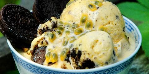 Vanilje- og pasjonsfruktis med Oreokjeks