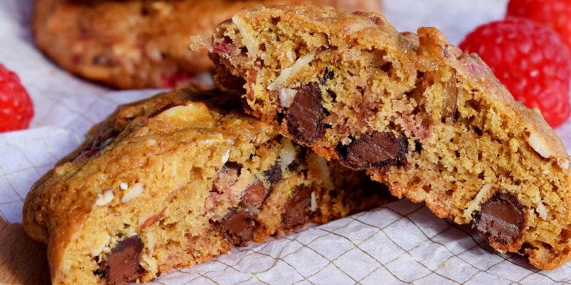 Myke Cookies med Bringebær, Sjokolade og Mandler!
