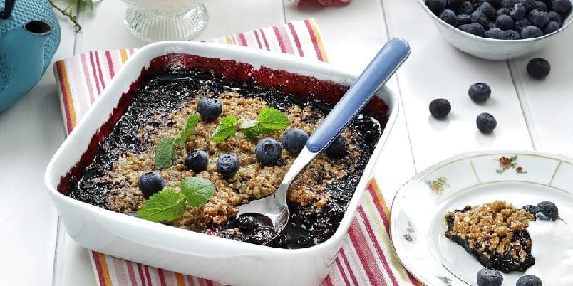 Smuldrepai med frosne blåbær