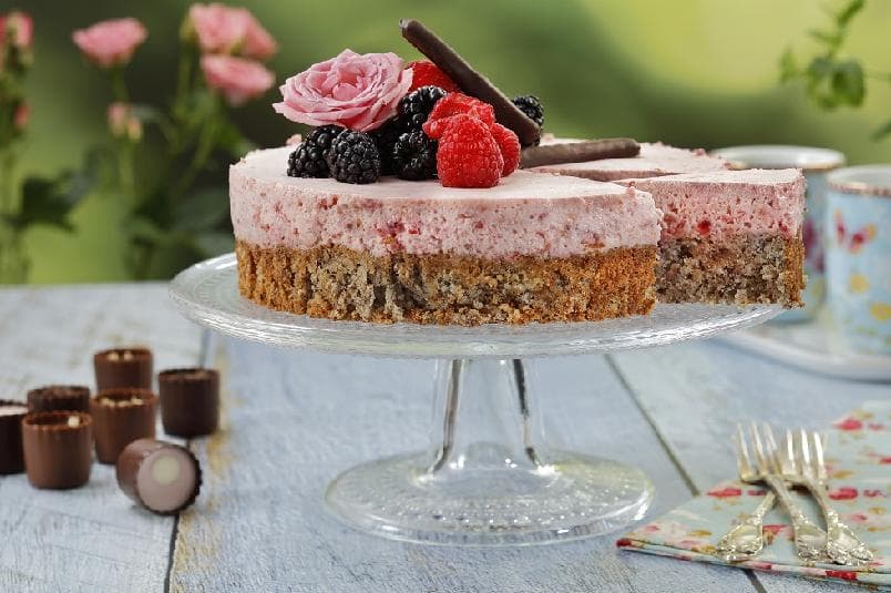 Nøttekake med bringebærmousse