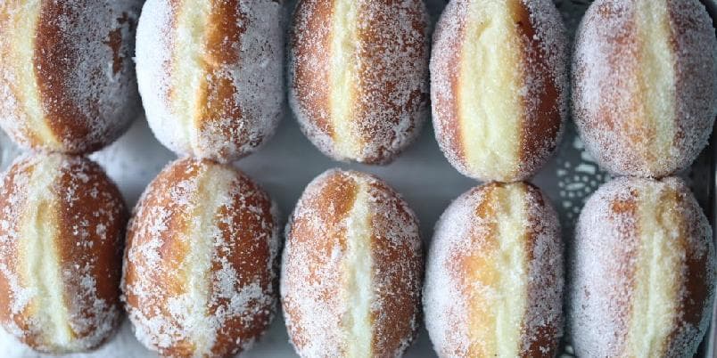 Klassiske donuts fylt med vaniljekrem