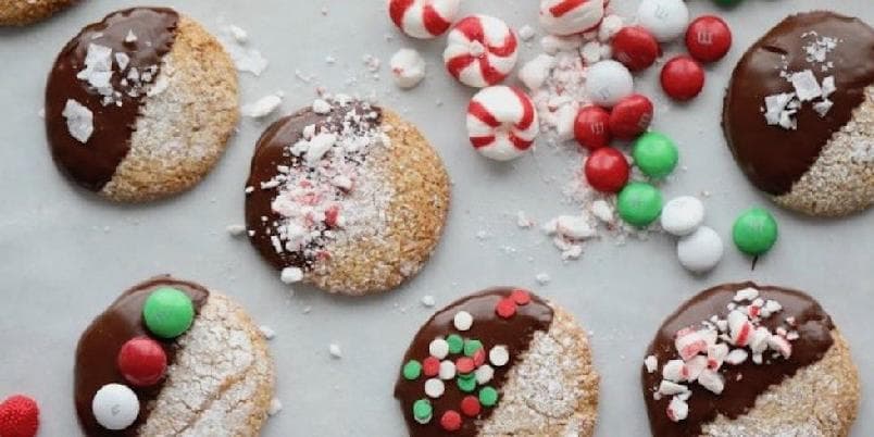 Seige mandelkjeks med sjokolade og julegodteri
